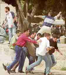 Palstinensische Demonstranten tragen einen Verletzten