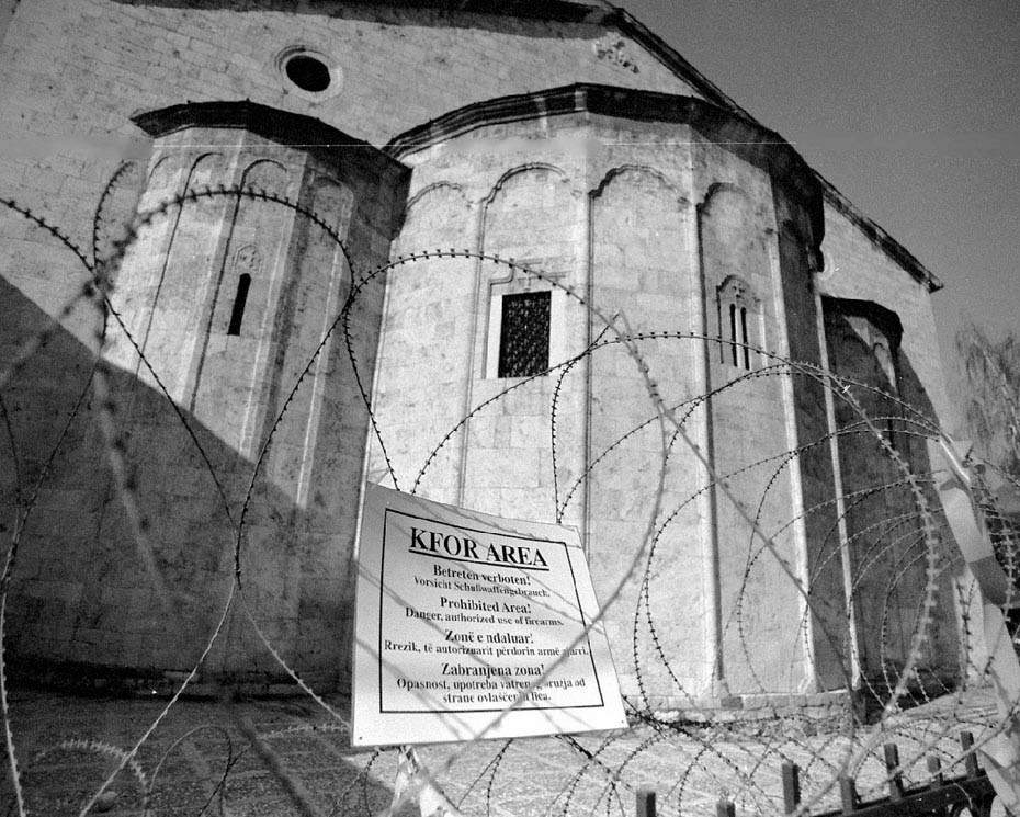 Gebude hinter Kfor-Stacheldraht